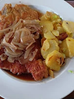 Hessisches Schnitzel Mit Zwiebeln Und Bratkartoffeln
