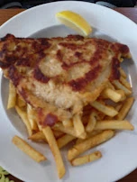 Panniertes Schnitzel Mit Pommes Frites